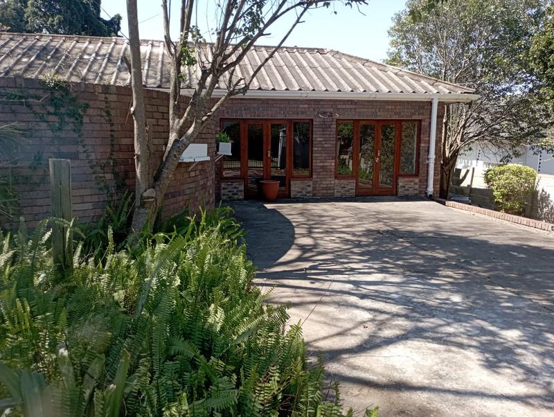 To Let 4 Bedroom Property for Rent in Oatlands Eastern Cape